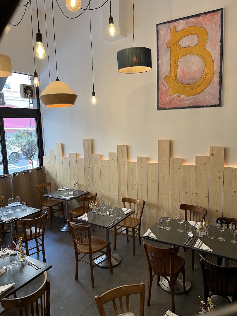 Salle vide de BISTRO B avec son grand B mural