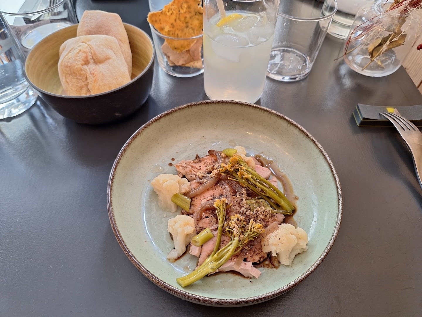 Assiettes dressées sur une table de BISTRO B