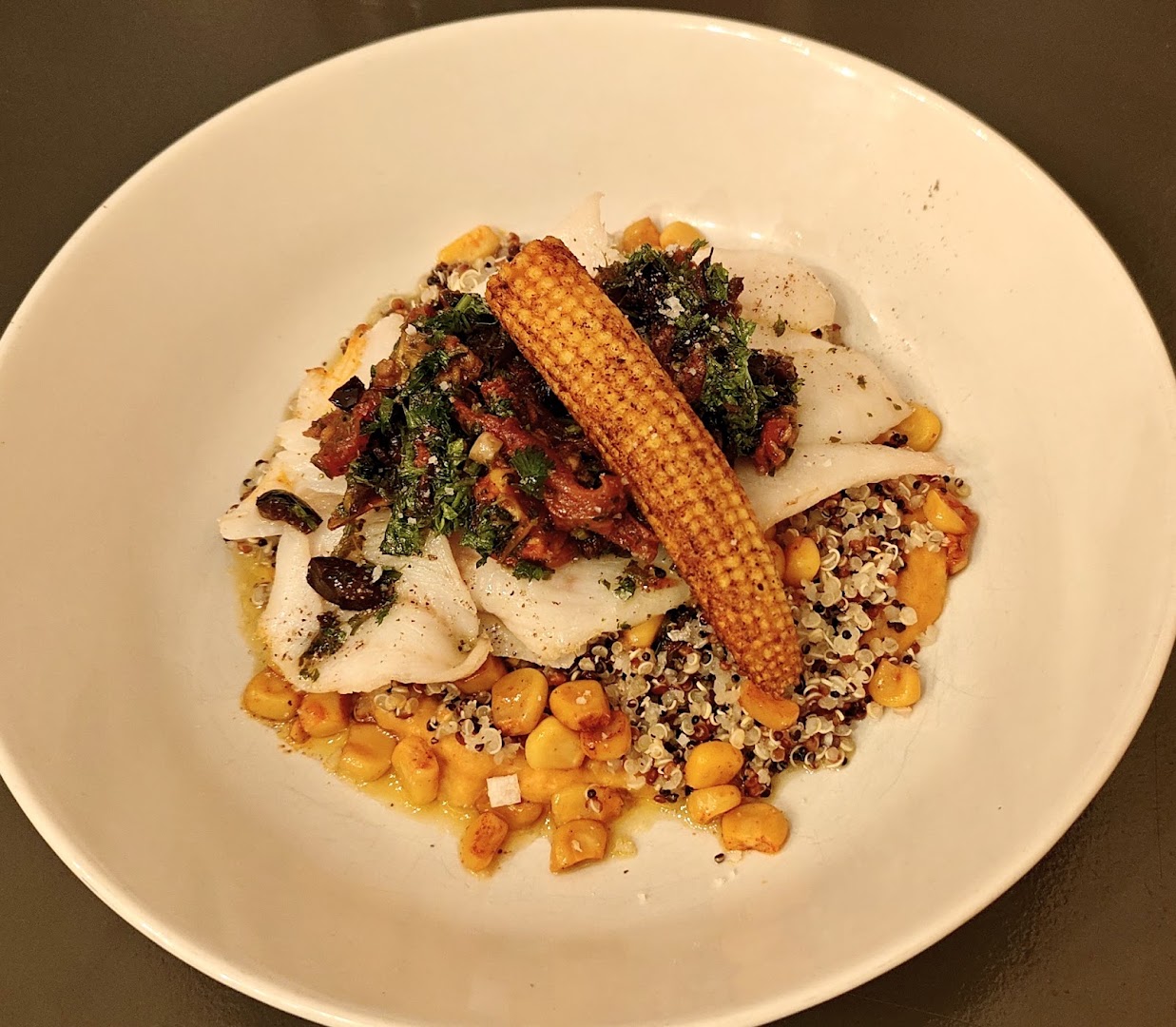 Cabillaud, maïs et quinoa dressés sur une assiette