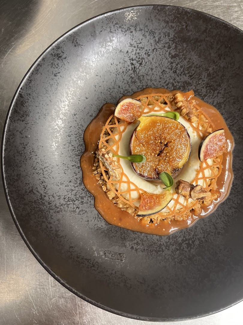 Dessert aux figues dressé sur assiette
