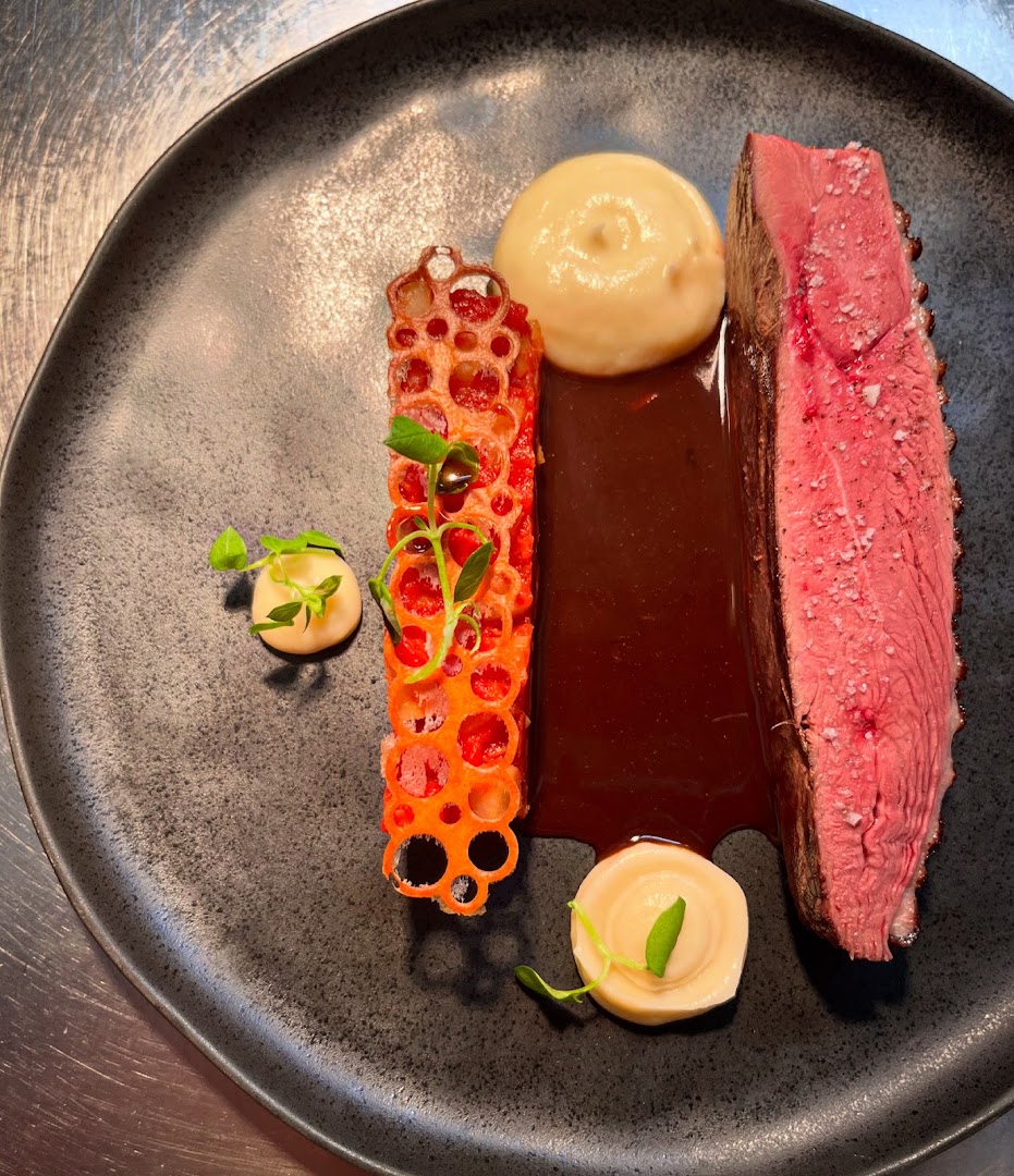 Pièce de viande rosée et garniture